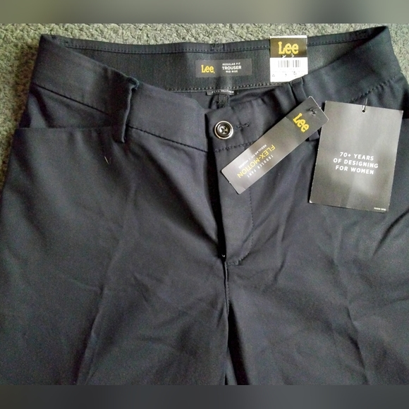NWT Lee Women's Flex Motion Regular Fit Trouser Pants, Size 4 medium,  Black - Picture 4 of 6